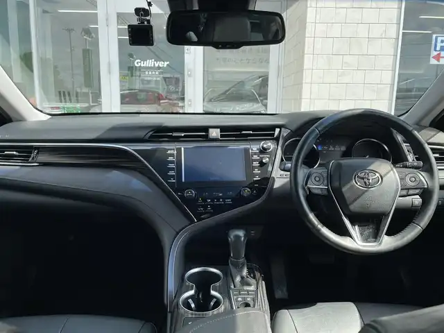 トヨタ カムリ G レザーパッケージ 愛知県 2017(平29)年 7.9万km プラチナホワイトパールマイカ サンルーフ＋メーカーオプションナビ付き/・純正メーカーオプションメモリーナビ/・フルセグテレビ/・CD/DVD/Blu-ray再生可能/・Bluetooth/USB/AUX接続機能/・ミュージックサーバー（SD録音機能）/・ETC（新セキュリティ対応）/・レザーシート/・パワーシート（運転席・助手席）/・シートヒーター（運転席・助手席）/・純正フロアマット/・純正18インチアルミホイール/・純正LEDヘッドライト/・オートマチックハイビーム/・コーナーセンサー/・衝突軽減ブレーキ/・レーンキープアシスト/・ブラインドスポットモニター/・電動パーキングブレーキ/・ブレーキホールド/・ドライブレコーダー（前方撮影）/・充電用USBポート（2個）/・スマートキー/・プッシュスタート/・デュアルオートエアコン/・アダプティブクルーズコントロール/・MTモード付きCVT