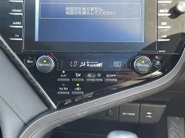 トヨタ カムリ G レザーパッケージ 愛知県 2017(平29)年 7.9万km プラチナホワイトパールマイカ サンルーフ＋メーカーオプションナビ付き/・純正メーカーオプションメモリーナビ/・フルセグテレビ/・CD/DVD/Blu-ray再生可能/・Bluetooth/USB/AUX接続機能/・ミュージックサーバー（SD録音機能）/・ETC（新セキュリティ対応）/・レザーシート/・パワーシート（運転席・助手席）/・シートヒーター（運転席・助手席）/・純正フロアマット/・純正18インチアルミホイール/・純正LEDヘッドライト/・オートマチックハイビーム/・コーナーセンサー/・衝突軽減ブレーキ/・レーンキープアシスト/・ブラインドスポットモニター/・電動パーキングブレーキ/・ブレーキホールド/・ドライブレコーダー（前方撮影）/・充電用USBポート（2個）/・スマートキー/・プッシュスタート/・デュアルオートエアコン/・アダプティブクルーズコントロール/・MTモード付きCVT