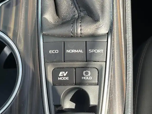トヨタ カムリ G レザーパッケージ 愛知県 2017(平29)年 7.9万km プラチナホワイトパールマイカ サンルーフ＋メーカーオプションナビ付き/・純正メーカーオプションメモリーナビ/・フルセグテレビ/・CD/DVD/Blu-ray再生可能/・Bluetooth/USB/AUX接続機能/・ミュージックサーバー（SD録音機能）/・ETC（新セキュリティ対応）/・レザーシート/・パワーシート（運転席・助手席）/・シートヒーター（運転席・助手席）/・純正フロアマット/・純正18インチアルミホイール/・純正LEDヘッドライト/・オートマチックハイビーム/・コーナーセンサー/・衝突軽減ブレーキ/・レーンキープアシスト/・ブラインドスポットモニター/・電動パーキングブレーキ/・ブレーキホールド/・ドライブレコーダー（前方撮影）/・充電用USBポート（2個）/・スマートキー/・プッシュスタート/・デュアルオートエアコン/・アダプティブクルーズコントロール/・MTモード付きCVT