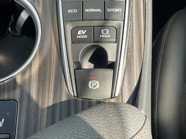 トヨタ カムリ G レザーパッケージ 愛知県 2017(平29)年 7.9万km プラチナホワイトパールマイカ サンルーフ＋メーカーオプションナビ付き/・純正メーカーオプションメモリーナビ/・フルセグテレビ/・CD/DVD/Blu-ray再生可能/・Bluetooth/USB/AUX接続機能/・ミュージックサーバー（SD録音機能）/・ETC（新セキュリティ対応）/・レザーシート/・パワーシート（運転席・助手席）/・シートヒーター（運転席・助手席）/・純正フロアマット/・純正18インチアルミホイール/・純正LEDヘッドライト/・オートマチックハイビーム/・コーナーセンサー/・衝突軽減ブレーキ/・レーンキープアシスト/・ブラインドスポットモニター/・電動パーキングブレーキ/・ブレーキホールド/・ドライブレコーダー（前方撮影）/・充電用USBポート（2個）/・スマートキー/・プッシュスタート/・デュアルオートエアコン/・アダプティブクルーズコントロール/・MTモード付きCVT