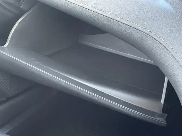 トヨタ カムリ G レザーパッケージ 愛知県 2017(平29)年 7.9万km プラチナホワイトパールマイカ サンルーフ＋メーカーオプションナビ付き/・純正メーカーオプションメモリーナビ/・フルセグテレビ/・CD/DVD/Blu-ray再生可能/・Bluetooth/USB/AUX接続機能/・ミュージックサーバー（SD録音機能）/・ETC（新セキュリティ対応）/・レザーシート/・パワーシート（運転席・助手席）/・シートヒーター（運転席・助手席）/・純正フロアマット/・純正18インチアルミホイール/・純正LEDヘッドライト/・オートマチックハイビーム/・コーナーセンサー/・衝突軽減ブレーキ/・レーンキープアシスト/・ブラインドスポットモニター/・電動パーキングブレーキ/・ブレーキホールド/・ドライブレコーダー（前方撮影）/・充電用USBポート（2個）/・スマートキー/・プッシュスタート/・デュアルオートエアコン/・アダプティブクルーズコントロール/・MTモード付きCVT