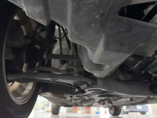 日産 ノート メダリスト 三重県 2012(平24)年 2.5万km ブリリアントホワイトパール ガソリン・スーパーチャージャー/FF/フロアCVT/純正 7インチナビ MC312D-W/（FM/AM/CD/DVD/MUSIC CATCHER/TV/SD/USB/iPod/Bluetooth/VTR/AUX）/【OP】アラウンドビューモニター（移動物検知機能付）*/ETC/安全/・【OP】VDC（ビークルダイナミクスコントロール）/・運転席・助手席エアバッグ/など/装備/・ハーフレザーシート/・オートエアコン/・プッシュスタート/・オートライト/・電動格納ドアミラー（ヒーター付）/・自動防眩ルームミラー/・アイドリングストップ/・ECOモードスイッチ/・【OP】純正15inAW/・電動パワーステアリング/・全ドアパワーウインドウ/・インテリジェントキーx2/・保/取/ナビ取/など