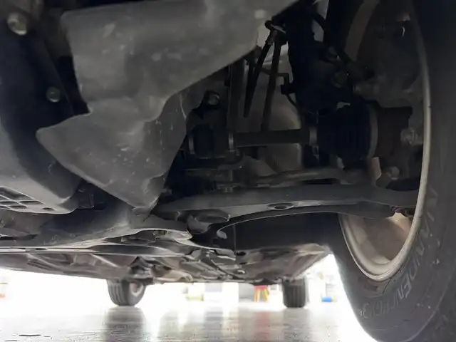 日産 ノート メダリスト 三重県 2012(平24)年 2.5万km ブリリアントホワイトパール ガソリン・スーパーチャージャー/FF/フロアCVT/純正 7インチナビ MC312D-W/（FM/AM/CD/DVD/MUSIC CATCHER/TV/SD/USB/iPod/Bluetooth/VTR/AUX）/【OP】アラウンドビューモニター（移動物検知機能付）*/ETC/安全/・【OP】VDC（ビークルダイナミクスコントロール）/・運転席・助手席エアバッグ/など/装備/・ハーフレザーシート/・オートエアコン/・プッシュスタート/・オートライト/・電動格納ドアミラー（ヒーター付）/・自動防眩ルームミラー/・アイドリングストップ/・ECOモードスイッチ/・【OP】純正15inAW/・電動パワーステアリング/・全ドアパワーウインドウ/・インテリジェントキーx2/・保/取/ナビ取/など