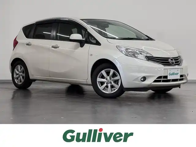 日産 ノート メダリスト 三重県 2012(平24)年 2.5万km ブリリアントホワイトパール ガソリン・スーパーチャージャー/FF/フロアCVT/純正 7インチナビ MC312D-W/（FM/AM/CD/DVD/MUSIC CATCHER/TV/SD/USB/iPod/Bluetooth/VTR/AUX）/【OP】アラウンドビューモニター（移動物検知機能付）*/ETC/安全/・【OP】VDC（ビークルダイナミクスコントロール）/・運転席・助手席エアバッグ/など/装備/・ハーフレザーシート/・オートエアコン/・プッシュスタート/・オートライト/・電動格納ドアミラー（ヒーター付）/・自動防眩ルームミラー/・アイドリングストップ/・ECOモードスイッチ/・【OP】純正15inAW/・電動パワーステアリング/・全ドアパワーウインドウ/・インテリジェントキーx2/・保/取/ナビ取/など