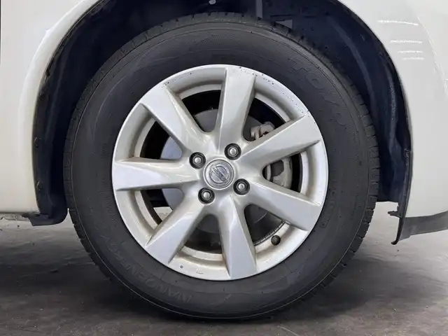 日産 ノート メダリスト 三重県 2012(平24)年 2.5万km ブリリアントホワイトパール ガソリン・スーパーチャージャー/FF/フロアCVT/純正 7インチナビ MC312D-W/（FM/AM/CD/DVD/MUSIC CATCHER/TV/SD/USB/iPod/Bluetooth/VTR/AUX）/【OP】アラウンドビューモニター（移動物検知機能付）*/ETC/安全/・【OP】VDC（ビークルダイナミクスコントロール）/・運転席・助手席エアバッグ/など/装備/・ハーフレザーシート/・オートエアコン/・プッシュスタート/・オートライト/・電動格納ドアミラー（ヒーター付）/・自動防眩ルームミラー/・アイドリングストップ/・ECOモードスイッチ/・【OP】純正15inAW/・電動パワーステアリング/・全ドアパワーウインドウ/・インテリジェントキーx2/・保/取/ナビ取/など