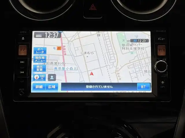 日産 ノート メダリスト 三重県 2012(平24)年 2.5万km ブリリアントホワイトパール ガソリン・スーパーチャージャー/FF/フロアCVT/純正 7インチナビ MC312D-W/（FM/AM/CD/DVD/MUSIC CATCHER/TV/SD/USB/iPod/Bluetooth/VTR/AUX）/【OP】アラウンドビューモニター（移動物検知機能付）*/ETC/安全/・【OP】VDC（ビークルダイナミクスコントロール）/・運転席・助手席エアバッグ/など/装備/・ハーフレザーシート/・オートエアコン/・プッシュスタート/・オートライト/・電動格納ドアミラー（ヒーター付）/・自動防眩ルームミラー/・アイドリングストップ/・ECOモードスイッチ/・【OP】純正15inAW/・電動パワーステアリング/・全ドアパワーウインドウ/・インテリジェントキーx2/・保/取/ナビ取/など