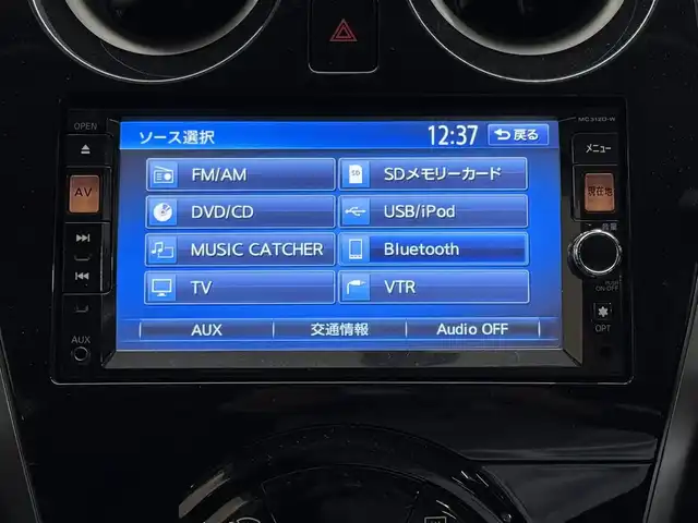 日産 ノート メダリスト 三重県 2012(平24)年 2.5万km ブリリアントホワイトパール ガソリン・スーパーチャージャー/FF/フロアCVT/純正 7インチナビ MC312D-W/（FM/AM/CD/DVD/MUSIC CATCHER/TV/SD/USB/iPod/Bluetooth/VTR/AUX）/【OP】アラウンドビューモニター（移動物検知機能付）*/ETC/安全/・【OP】VDC（ビークルダイナミクスコントロール）/・運転席・助手席エアバッグ/など/装備/・ハーフレザーシート/・オートエアコン/・プッシュスタート/・オートライト/・電動格納ドアミラー（ヒーター付）/・自動防眩ルームミラー/・アイドリングストップ/・ECOモードスイッチ/・【OP】純正15inAW/・電動パワーステアリング/・全ドアパワーウインドウ/・インテリジェントキーx2/・保/取/ナビ取/など