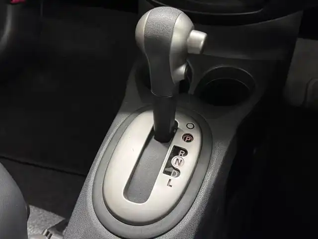 日産 ノート メダリスト 三重県 2012(平24)年 2.5万km ブリリアントホワイトパール ガソリン・スーパーチャージャー/FF/フロアCVT/純正 7インチナビ MC312D-W/（FM/AM/CD/DVD/MUSIC CATCHER/TV/SD/USB/iPod/Bluetooth/VTR/AUX）/【OP】アラウンドビューモニター（移動物検知機能付）*/ETC/安全/・【OP】VDC（ビークルダイナミクスコントロール）/・運転席・助手席エアバッグ/など/装備/・ハーフレザーシート/・オートエアコン/・プッシュスタート/・オートライト/・電動格納ドアミラー（ヒーター付）/・自動防眩ルームミラー/・アイドリングストップ/・ECOモードスイッチ/・【OP】純正15inAW/・電動パワーステアリング/・全ドアパワーウインドウ/・インテリジェントキーx2/・保/取/ナビ取/など
