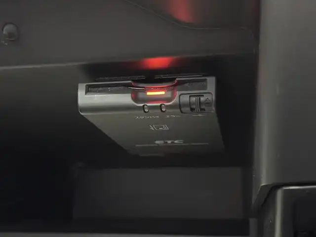 日産 ノート メダリスト 三重県 2012(平24)年 2.5万km ブリリアントホワイトパール ガソリン・スーパーチャージャー/FF/フロアCVT/純正 7インチナビ MC312D-W/（FM/AM/CD/DVD/MUSIC CATCHER/TV/SD/USB/iPod/Bluetooth/VTR/AUX）/【OP】アラウンドビューモニター（移動物検知機能付）*/ETC/安全/・【OP】VDC（ビークルダイナミクスコントロール）/・運転席・助手席エアバッグ/など/装備/・ハーフレザーシート/・オートエアコン/・プッシュスタート/・オートライト/・電動格納ドアミラー（ヒーター付）/・自動防眩ルームミラー/・アイドリングストップ/・ECOモードスイッチ/・【OP】純正15inAW/・電動パワーステアリング/・全ドアパワーウインドウ/・インテリジェントキーx2/・保/取/ナビ取/など