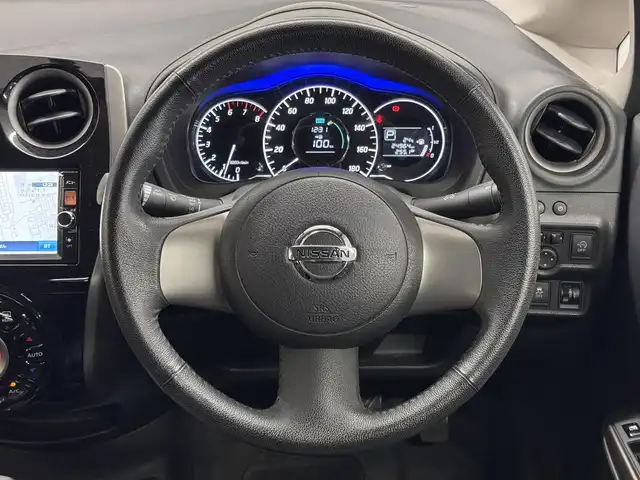 日産 ノート メダリスト 三重県 2012(平24)年 2.5万km ブリリアントホワイトパール ガソリン・スーパーチャージャー/FF/フロアCVT/純正 7インチナビ MC312D-W/（FM/AM/CD/DVD/MUSIC CATCHER/TV/SD/USB/iPod/Bluetooth/VTR/AUX）/【OP】アラウンドビューモニター（移動物検知機能付）*/ETC/安全/・【OP】VDC（ビークルダイナミクスコントロール）/・運転席・助手席エアバッグ/など/装備/・ハーフレザーシート/・オートエアコン/・プッシュスタート/・オートライト/・電動格納ドアミラー（ヒーター付）/・自動防眩ルームミラー/・アイドリングストップ/・ECOモードスイッチ/・【OP】純正15inAW/・電動パワーステアリング/・全ドアパワーウインドウ/・インテリジェントキーx2/・保/取/ナビ取/など