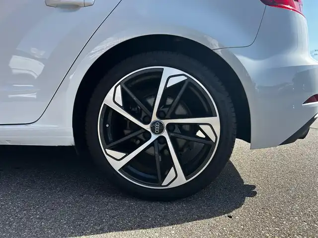 アウディ Ａ３ SB 30TFSI スポーツシグネチャーED 富山県 2020(令2)年 3万km 白 純正メモリナビ/Bluetooth接続/AM/FMラジオ/CD再生/バックカメラ/アイドリングストップ/ACC/USB接続/qi充電/プッシュスタート/ETC2.0/スマートキー/前後ドラレコ/バーチャルコックピット/D/N席シートヒーター/D/N席パワーシーター/パークアシスト