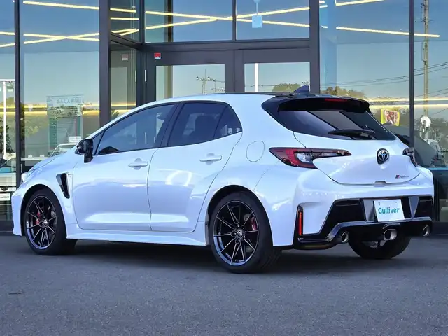 トヨタ ＧＲカローラ RZ 東京都 2024(令6)年 0.9万km プラチナホワイトパールマイカ 4WD/6MT/純正ディスプレイオーディオ/コネクトナビ/フルセグテレビ/トヨタセーフティセンス/純正BBS製18インチアルミホイール/カラードキャリパー/シートヒーター/ETC2.0/ハンドルヒーター/オートマチックハイビーム/レーダークルーズコントロール/GR純正フロアマット/カーボンルーフ/3本出しマフラー