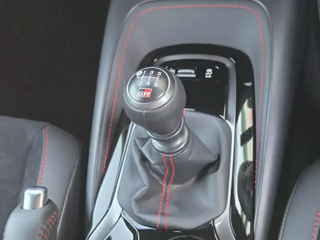 トヨタ ＧＲカローラ RZ 東京都 2024(令6)年 0.9万km プラチナホワイトパールマイカ 4WD/6MT/純正ディスプレイオーディオ/コネクトナビ/フルセグテレビ/トヨタセーフティセンス/純正BBS製18インチアルミホイール/カラードキャリパー/シートヒーター/ETC2.0/ハンドルヒーター/オートマチックハイビーム/レーダークルーズコントロール/GR純正フロアマット/カーボンルーフ/3本出しマフラー