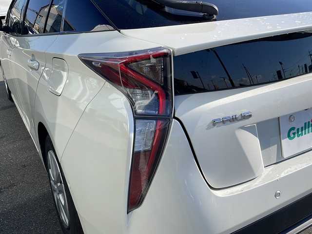 トヨタ プリウス Sセーフティプラス 茨城県 2016(平28)年 8.6万km ホワイトパールクリスタルシャイン 純正SDナビ(Bluetooth/バックカメラ/フルセグTV/CD/DVD)/横滑り防止装置/クルーズコントロール/コーナーセンサー/レーンキープアシスト/LEDオートライト/オートマチックハイビーム/カーテンエアバッグ/パーキングアシスト/スマートキー/冷房AAC/USB入力端子/ドライブレコーダー/純正フロアマット/15インチアルミホイール