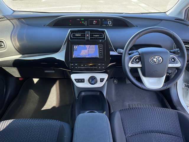 トヨタ プリウス Sセーフティプラス 茨城県 2016(平28)年 8.6万km ホワイトパールクリスタルシャイン 純正SDナビ(Bluetooth/バックカメラ/フルセグTV/CD/DVD)/横滑り防止装置/クルーズコントロール/コーナーセンサー/レーンキープアシスト/LEDオートライト/オートマチックハイビーム/カーテンエアバッグ/パーキングアシスト/スマートキー/冷房AAC/USB入力端子/ドライブレコーダー/純正フロアマット/15インチアルミホイール