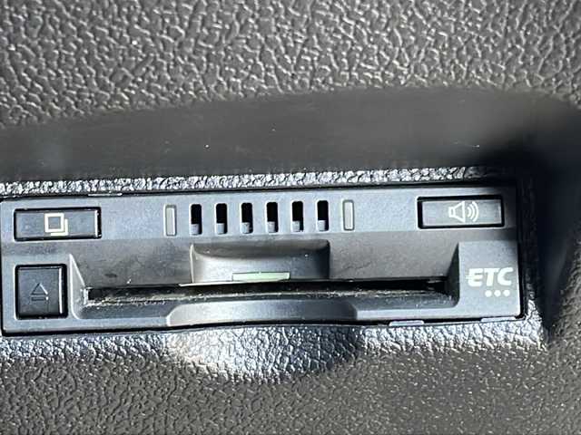 トヨタ プリウス Sセーフティプラス 茨城県 2016(平28)年 8.6万km ホワイトパールクリスタルシャイン 純正SDナビ(Bluetooth/バックカメラ/フルセグTV/CD/DVD)/横滑り防止装置/クルーズコントロール/コーナーセンサー/レーンキープアシスト/LEDオートライト/オートマチックハイビーム/カーテンエアバッグ/パーキングアシスト/スマートキー/冷房AAC/USB入力端子/ドライブレコーダー/純正フロアマット/15インチアルミホイール