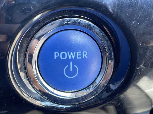 トヨタ プリウス Sセーフティプラス 茨城県 2016(平28)年 8.6万km ホワイトパールクリスタルシャイン 純正SDナビ(Bluetooth/バックカメラ/フルセグTV/CD/DVD)/横滑り防止装置/クルーズコントロール/コーナーセンサー/レーンキープアシスト/LEDオートライト/オートマチックハイビーム/カーテンエアバッグ/パーキングアシスト/スマートキー/冷房AAC/USB入力端子/ドライブレコーダー/純正フロアマット/15インチアルミホイール