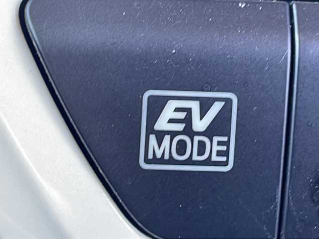 トヨタ プリウス Sセーフティプラス 茨城県 2016(平28)年 8.6万km ホワイトパールクリスタルシャイン 純正SDナビ(Bluetooth/バックカメラ/フルセグTV/CD/DVD)/横滑り防止装置/クルーズコントロール/コーナーセンサー/レーンキープアシスト/LEDオートライト/オートマチックハイビーム/カーテンエアバッグ/パーキングアシスト/スマートキー/冷房AAC/USB入力端子/ドライブレコーダー/純正フロアマット/15インチアルミホイール