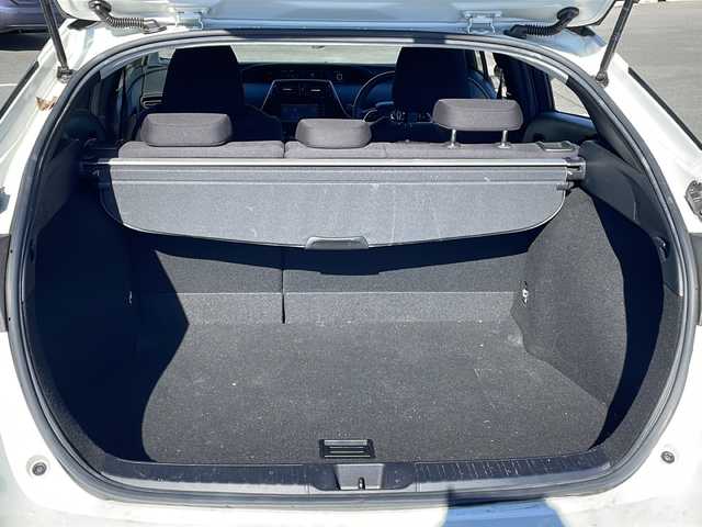 トヨタ プリウス Sセーフティプラス 茨城県 2016(平28)年 8.6万km ホワイトパールクリスタルシャイン 純正SDナビ(Bluetooth/バックカメラ/フルセグTV/CD/DVD)/横滑り防止装置/クルーズコントロール/コーナーセンサー/レーンキープアシスト/LEDオートライト/オートマチックハイビーム/カーテンエアバッグ/パーキングアシスト/スマートキー/冷房AAC/USB入力端子/ドライブレコーダー/純正フロアマット/15インチアルミホイール