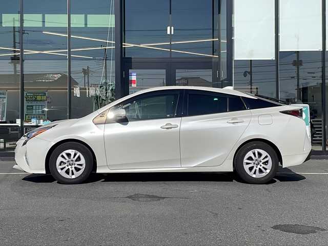 トヨタ プリウス Sセーフティプラス 茨城県 2016(平28)年 8.6万km ホワイトパールクリスタルシャイン 純正SDナビ(Bluetooth/バックカメラ/フルセグTV/CD/DVD)/横滑り防止装置/クルーズコントロール/コーナーセンサー/レーンキープアシスト/LEDオートライト/オートマチックハイビーム/カーテンエアバッグ/パーキングアシスト/スマートキー/冷房AAC/USB入力端子/ドライブレコーダー/純正フロアマット/15インチアルミホイール