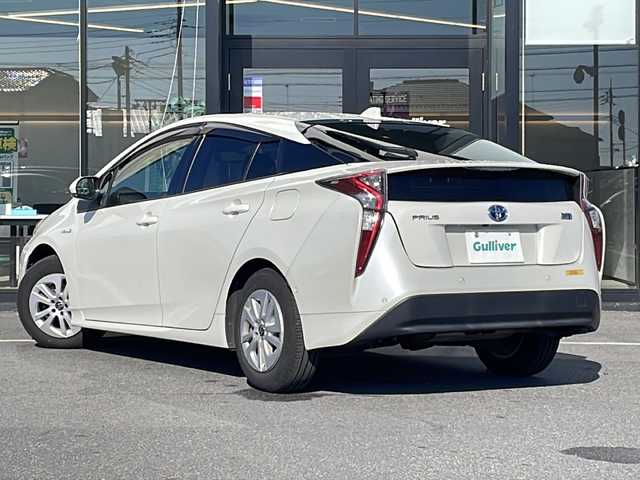 トヨタ プリウス Sセーフティプラス 茨城県 2016(平28)年 8.6万km ホワイトパールクリスタルシャイン 純正SDナビ(Bluetooth/バックカメラ/フルセグTV/CD/DVD)/横滑り防止装置/クルーズコントロール/コーナーセンサー/レーンキープアシスト/LEDオートライト/オートマチックハイビーム/カーテンエアバッグ/パーキングアシスト/スマートキー/冷房AAC/USB入力端子/ドライブレコーダー/純正フロアマット/15インチアルミホイール