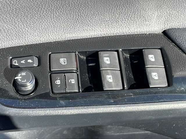 トヨタ プリウス Sセーフティプラス 茨城県 2016(平28)年 8.6万km ホワイトパールクリスタルシャイン 純正SDナビ(Bluetooth/バックカメラ/フルセグTV/CD/DVD)/横滑り防止装置/クルーズコントロール/コーナーセンサー/レーンキープアシスト/LEDオートライト/オートマチックハイビーム/カーテンエアバッグ/パーキングアシスト/スマートキー/冷房AAC/USB入力端子/ドライブレコーダー/純正フロアマット/15インチアルミホイール