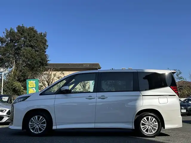 トヨタ ノア S－G 東京都 2024(令6)年 1万km ホワイトパールクリスタルシャイン 純正SDナビ/・Bluetoothオーディオ/USBオーディオ/・AppleCarPlay/AndroidAuto/バックカメラ/両側パワースライドドア/ビルトインETC2.0/純正フロアマット/取扱説明書/保証書/スペアキー1本