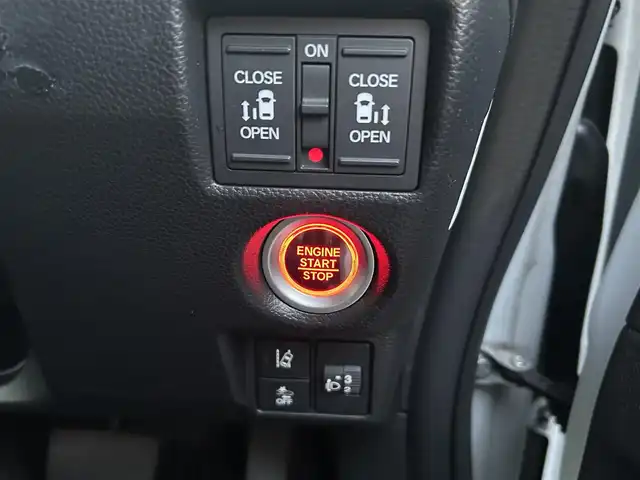 ホンダ Ｎ ＢＯＸ カスタム L ターボ 福岡県 2023(令5)年 0.5万km プレミアムサンライトホワイトパール 禁煙車/ワンオーナー/純正ディーラーナビ（Gathers）/CD/DVD/SD/Bluetooth／フルセグTV/ホンダセンシング/バックカメラ/レーダークルーズコントロール/純正15インチアルミホイール/純正LEDオートライト/純正LEDフォグ/純正フロアマット/両側パワースライドドア/レーンキープアシスト/パドルシフト/クリアランスソナー/オートエアコン/スマートキー/プッシュエンジンスタート/スペアキー/保証書/取扱説明書