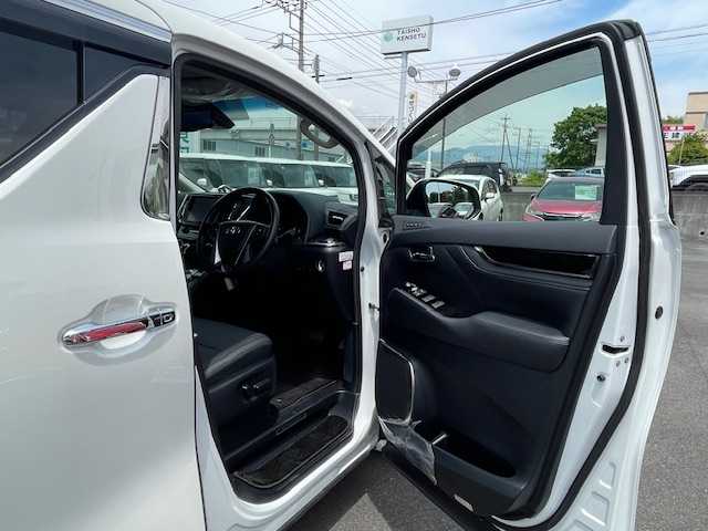 トヨタ アルファード S Cパッケージ 静岡県 2022(令4)年 1.9万km ホワイトパールクリスタルシャイン ●純正ナビ/(フルセグ/Bluetooth)/●レザーシート/●1、2列目シートヒーター/●バックカメラ/●レーダークルーズコントロール/●衝突被害軽減システム/●レーンキープアシスト/●前後コーナーセンサー/●電動パーキングブレーキ/●オートブレーキホールド/●三眼LEDライト＆フォグランプ/●オートライト/●オートマチックハイビーム/●コンビステアリング/●ステアリングスイッチ/●ステアリングヒーター/●ETC/●12インチフリップダウンモニター/●前後ドライブレコーダー/●デジタルルームミラー/●電動リアゲート/●100V充電/●純正18インチアルミホイール/●W＋サイド＋カーテンSRS＋ABS