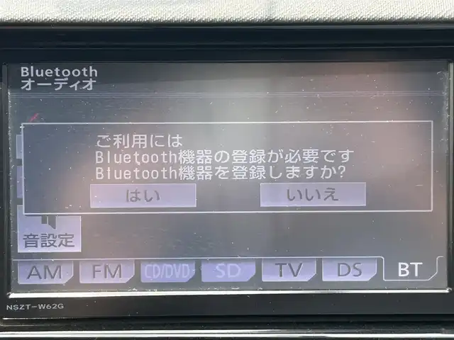 トヨタ アクア 兵庫県 2014(平26)年 5.8万km ライムホワイトパールクリスタルシャイン 純正7インチナビ/革巻きステアリング/ステアリングスイッチ/社外ドライブレコーダー/プッシュスタート/ハーフレザシート/ウィンカーミラー/バックカメラ/フルセグテレビ/ETC/スマートキー/Bluetooth接続/シフトノブ欠損