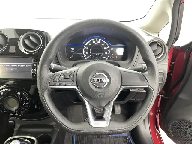 日産 ノート e－パワー X 福井県 2018(平30)年 4.1万km ガーネットレッド 純正ナビ/CD/DVD/Bluetooth/フルセグ/アラウンドビューモニター/バックカメラ/デジタルインナーミラー/エマージェンシーブレーキ/ETC/オートライト/コーナーセンサー/レーンキープアシスト（前後）/横滑り防止装置/衝突軽減システム/フロアマット/ドアバイザー
