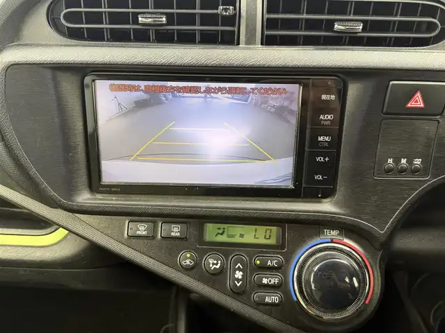 トヨタ アクア S 愛知県 2014(平26)年 13万km ライムホワイトパールクリスタルシャイン ディーラーオプション7インチナビ/　CD/DVD/Bluetooth対応/フルセグTV/バックカメラ/ETC/ドライブレコーダー/革巻きステアリング/ステアリングリモコン/シートヒーター（前席）/純正ハロゲンヘッドライト/フォグランプ/取扱説明書/保証書
