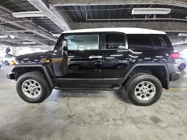 トヨタ ＦＪクルーザー ブラックカラーパッケージ 長崎県 2015(平27)年 7.6万km ブラック/ホワイト 〇４WD/〇純正ナビ/〇フルセグTV/〇バックカメラ/〇ETC/〇ドライブレコーダー/〇クルーズコントロール/〇SRSエアバッグ/〇革巻きステアリングホイール/〇ブラック撥水/防水ファブリックシート/〇純正17インチアルミホイール/〇背面スペアタイヤ/〇リモコンキー/〇禁煙車