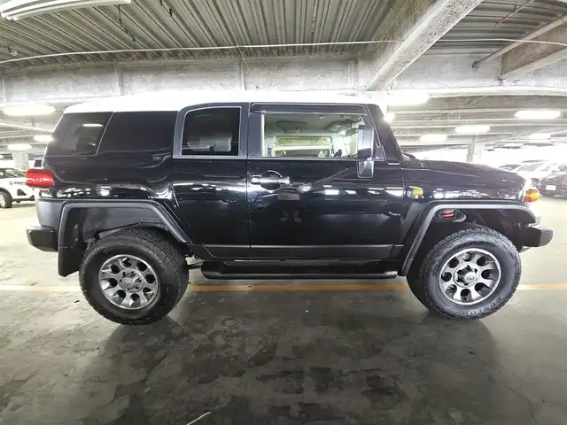 トヨタ ＦＪクルーザー ブラックカラーパッケージ 長崎県 2015(平27)年 7.6万km ブラック/ホワイト 〇４WD/〇純正ナビ/〇フルセグTV/〇バックカメラ/〇ETC/〇ドライブレコーダー/〇クルーズコントロール/〇SRSエアバッグ/〇革巻きステアリングホイール/〇ブラック撥水/防水ファブリックシート/〇純正17インチアルミホイール/〇背面スペアタイヤ/〇リモコンキー/〇禁煙車