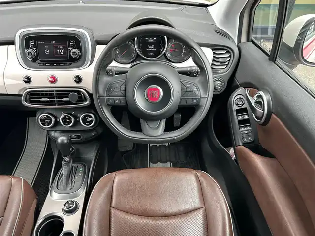 フィアット ５００Ｘ 石川県 2017(平29)年 5.5万km ベージュ 純正ディスプレイオーディオ/　Bluetooth・AM/FM・USB・AUX/バックカメラ/ETC/パワーシート（D+N席）/シートヒーター（D+N席）/クルーズコントロール/パドルシフト/ブラインドスポットモニター/アンチロック・ブレーキ・システム/衝突被害軽減システム/横滑り防止装置/コーナーセンサー/レーンキープアシスト/盗難防止装置/パーキングアシスト/アイドリングストップ/エアバッグ（W+サイド）/カーテンエアバッグ/純正アルミホイール/スマートキー
