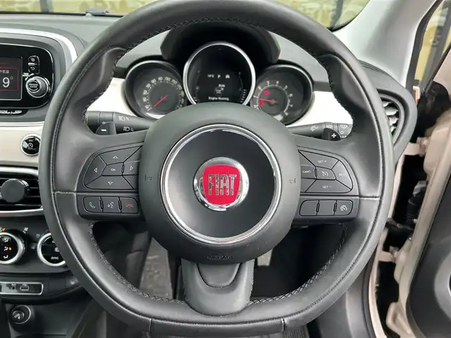 フィアット ５００Ｘ 石川県 2017(平29)年 5.5万km ベージュ 純正ディスプレイオーディオ/　Bluetooth・AM/FM・USB・AUX/バックカメラ/ETC/パワーシート（D+N席）/シートヒーター（D+N席）/クルーズコントロール/パドルシフト/ブラインドスポットモニター/アンチロック・ブレーキ・システム/衝突被害軽減システム/横滑り防止装置/コーナーセンサー/レーンキープアシスト/盗難防止装置/パーキングアシスト/アイドリングストップ/エアバッグ（W+サイド）/カーテンエアバッグ/純正アルミホイール/スマートキー