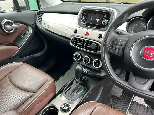 フィアット ５００Ｘ 石川県 2017(平29)年 5.5万km ベージュ 純正ディスプレイオーディオ/　Bluetooth・AM/FM・USB・AUX/バックカメラ/ETC/パワーシート（D+N席）/シートヒーター（D+N席）/クルーズコントロール/パドルシフト/ブラインドスポットモニター/アンチロック・ブレーキ・システム/衝突被害軽減システム/横滑り防止装置/コーナーセンサー/レーンキープアシスト/盗難防止装置/パーキングアシスト/アイドリングストップ/エアバッグ（W+サイド）/カーテンエアバッグ/純正アルミホイール/スマートキー