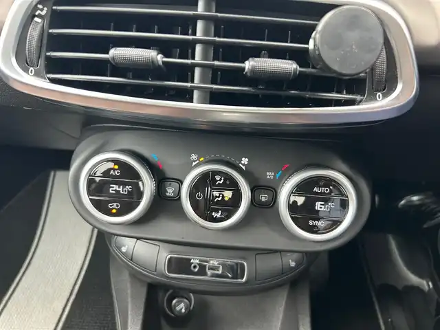 フィアット ５００Ｘ 石川県 2017(平29)年 5.5万km ベージュ 純正ディスプレイオーディオ/　Bluetooth・AM/FM・USB・AUX/バックカメラ/ETC/パワーシート（D+N席）/シートヒーター（D+N席）/クルーズコントロール/パドルシフト/ブラインドスポットモニター/アンチロック・ブレーキ・システム/衝突被害軽減システム/横滑り防止装置/コーナーセンサー/レーンキープアシスト/盗難防止装置/パーキングアシスト/アイドリングストップ/エアバッグ（W+サイド）/カーテンエアバッグ/純正アルミホイール/スマートキー