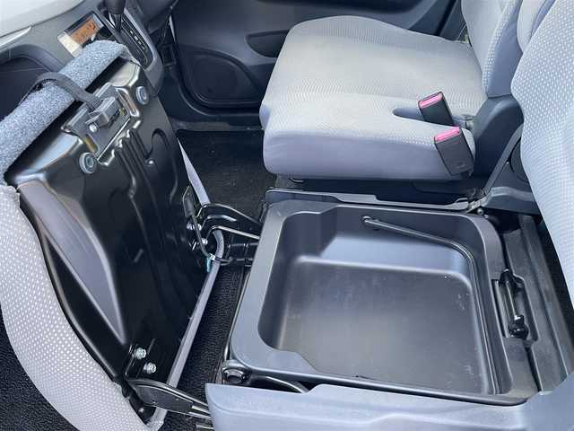 スズキ ワゴンＲ FZ 道央・札幌 2016(平28)年 12.8万km クリスタルホワイトP (株)IDOMが運営する【じしゃロン札幌豊平店】の自社ローン対象車両になります。こちらは現金ご利用時の価格です。/自社ローンご希望の方は別途その旨お申付け下さい。/プッシュスタート/社外ナビ・フルセグTV/シートヒーター/HID