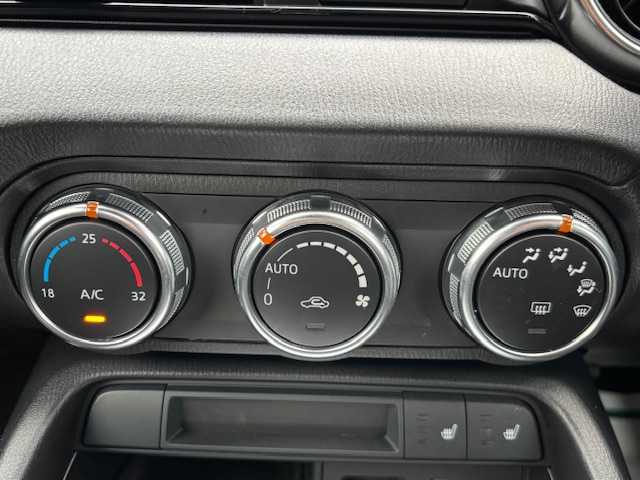 マツダ ロードスター S スペシャルパッケージ 宮城県 2018(平30)年 8.8万km ジェットブラックマイカ 登録時走行距離87925km/純正ナビ/TV・AM・FM・Bluetooth・CD・DVD・AUX/バックカメラ/シートヒーター/パドルシフト/アイドリングストップ/プッシュスタート/横滑り防止装置/パドルシフト/ETC/スマートキー/スマホホルダー/オートライト/純正アルミホイール/純正フロアマット