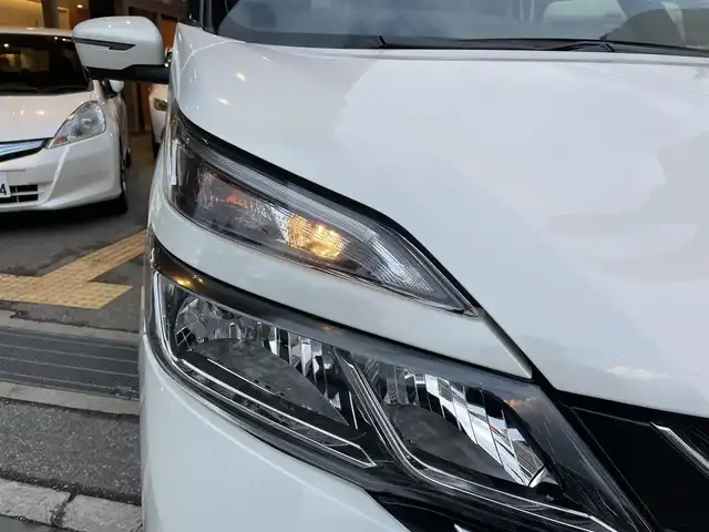 日産 セレナ ハイウェイスター 兵庫県 2017(平29)年 11.4万km ブリリアントホワイトパール (株)IDOMが運営する【じしゃロン西宮店】の自社ローン専用車両になります。こちらは現金またはオートローンご利用時の価格です。自社ローンご希望の方は別途その旨お申付け下さい/プッシュスタート/駐車支援システム/クルーズコントロール/Bluetooth/アラウンドビューモニター/SDナビ/両側パワースライドドア/片側ハンズフリーパワースライドドア/TVキャンセラー/フリップダウン/電格ミラー/コーナーセンサー/純正１６インチアルミホイール/ETC/横滑り防止装置/オートライト/ステアリングスイッチ/セカンドシートリフトアップ/エマージェンシーブレーキ/ドアバイザー/ABS/衝突被害軽減システム