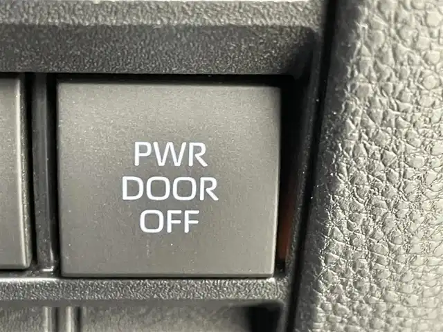 トヨタ ノア ハイブリッド Z 群馬県 2024(令6)年 0.9万km 黒 ワンオーナ　禁煙車　純正１０．５インチディスプレイオーディオ　１３．２型フリップダウンモニター　パワーバックドア　両側パワースライドドア　BSM　両席シートヒーター　トヨタセーフティセンス　ビルトイン　ETC2.0　純正フロアマット　純正アルミホイール