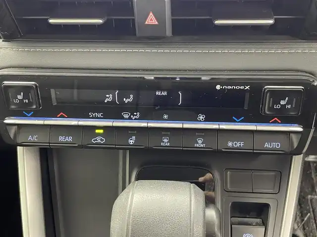 トヨタ ノア ハイブリッド Z 群馬県 2024(令6)年 0.9万km 黒 ワンオーナ　禁煙車　純正１０．５インチディスプレイオーディオ　１３．２型フリップダウンモニター　パワーバックドア　両側パワースライドドア　BSM　両席シートヒーター　トヨタセーフティセンス　ビルトイン　ETC2.0　純正フロアマット　純正アルミホイール