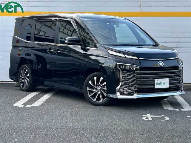 トヨタ ヴォクシー ハイブリッド S－Z 埼玉県 2023(令5)年 3.2万km グリッターブラックガラスフレーク 純正ナビ/　(HDMI/Bluetooth/USB/Miracast/CD/DVD)/バックカメラ/フルセグテレビ/ビルトインETC2.0/前後ドライブレコーダー/パワーバックドア/両側パワースライドドア/ハーフレザーシート/ステアリングヒーター/運転席・助手席シートヒーター/レーダークルーズコントロール/衝突被害軽減ブレーキ/車線逸脱警報/クリアランスソナー/電子パーキングシステム/ブレーキホールド/オートハイビーム/オートLEDライト/ドアバイザー/純正フロアマット/純正17インチアルミホイール