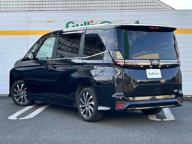 トヨタ ヴォクシー ハイブリッド S－Z 埼玉県 2023(令5)年 3.2万km グリッターブラックガラスフレーク 純正ナビ/　(HDMI/Bluetooth/USB/Miracast/CD/DVD)/バックカメラ/フルセグテレビ/ビルトインETC2.0/前後ドライブレコーダー/パワーバックドア/両側パワースライドドア/ハーフレザーシート/ステアリングヒーター/運転席・助手席シートヒーター/レーダークルーズコントロール/衝突被害軽減ブレーキ/車線逸脱警報/クリアランスソナー/電子パーキングシステム/ブレーキホールド/オートハイビーム/オートLEDライト/ドアバイザー/純正フロアマット/純正17インチアルミホイール