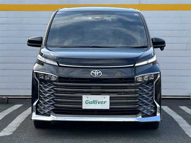 トヨタ ヴォクシー ハイブリッド S－Z 埼玉県 2023(令5)年 3.2万km グリッターブラックガラスフレーク 純正ナビ/　(HDMI/Bluetooth/USB/Miracast/CD/DVD)/バックカメラ/フルセグテレビ/ビルトインETC2.0/前後ドライブレコーダー/パワーバックドア/両側パワースライドドア/ハーフレザーシート/ステアリングヒーター/運転席・助手席シートヒーター/レーダークルーズコントロール/衝突被害軽減ブレーキ/車線逸脱警報/クリアランスソナー/電子パーキングシステム/ブレーキホールド/オートハイビーム/オートLEDライト/ドアバイザー/純正フロアマット/純正17インチアルミホイール