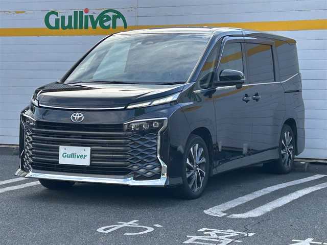 トヨタ ヴォクシー ハイブリッド S－Z 埼玉県 2023(令5)年 3.2万km グリッターブラックガラスフレーク 純正ナビ/　(HDMI/Bluetooth/USB/Miracast/CD/DVD)/バックカメラ/フルセグテレビ/ビルトインETC2.0/前後ドライブレコーダー/パワーバックドア/両側パワースライドドア/ハーフレザーシート/ステアリングヒーター/運転席・助手席シートヒーター/レーダークルーズコントロール/衝突被害軽減ブレーキ/車線逸脱警報/クリアランスソナー/電子パーキングシステム/ブレーキホールド/オートハイビーム/オートLEDライト/ドアバイザー/純正フロアマット/純正17インチアルミホイール