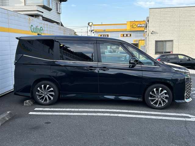 トヨタ ヴォクシー ハイブリッド S－Z 埼玉県 2023(令5)年 3.2万km グリッターブラックガラスフレーク 純正ナビ/　(HDMI/Bluetooth/USB/Miracast/CD/DVD)/バックカメラ/フルセグテレビ/ビルトインETC2.0/前後ドライブレコーダー/パワーバックドア/両側パワースライドドア/ハーフレザーシート/ステアリングヒーター/運転席・助手席シートヒーター/レーダークルーズコントロール/衝突被害軽減ブレーキ/車線逸脱警報/クリアランスソナー/電子パーキングシステム/ブレーキホールド/オートハイビーム/オートLEDライト/ドアバイザー/純正フロアマット/純正17インチアルミホイール