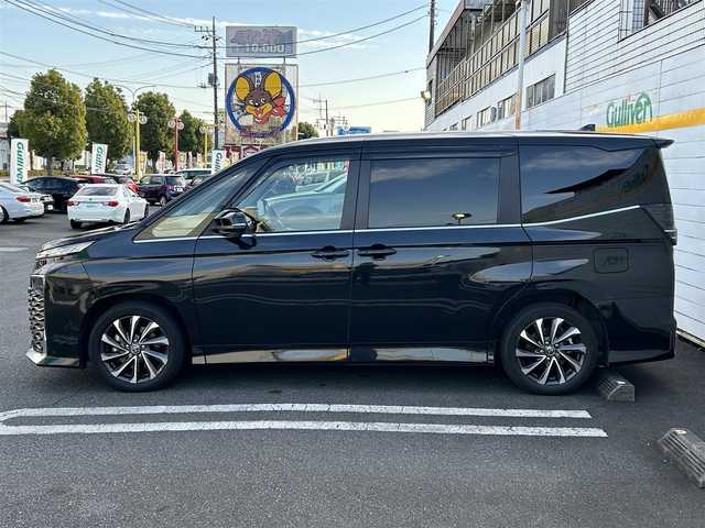 トヨタ ヴォクシー ハイブリッド S－Z 埼玉県 2023(令5)年 3.2万km グリッターブラックガラスフレーク 純正ナビ/　(HDMI/Bluetooth/USB/Miracast/CD/DVD)/バックカメラ/フルセグテレビ/ビルトインETC2.0/前後ドライブレコーダー/パワーバックドア/両側パワースライドドア/ハーフレザーシート/ステアリングヒーター/運転席・助手席シートヒーター/レーダークルーズコントロール/衝突被害軽減ブレーキ/車線逸脱警報/クリアランスソナー/電子パーキングシステム/ブレーキホールド/オートハイビーム/オートLEDライト/ドアバイザー/純正フロアマット/純正17インチアルミホイール