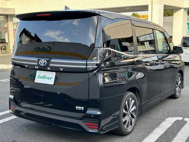 トヨタ ヴォクシー ハイブリッド S－Z 埼玉県 2023(令5)年 3.2万km グリッターブラックガラスフレーク 純正ナビ/　(HDMI/Bluetooth/USB/Miracast/CD/DVD)/バックカメラ/フルセグテレビ/ビルトインETC2.0/前後ドライブレコーダー/パワーバックドア/両側パワースライドドア/ハーフレザーシート/ステアリングヒーター/運転席・助手席シートヒーター/レーダークルーズコントロール/衝突被害軽減ブレーキ/車線逸脱警報/クリアランスソナー/電子パーキングシステム/ブレーキホールド/オートハイビーム/オートLEDライト/ドアバイザー/純正フロアマット/純正17インチアルミホイール